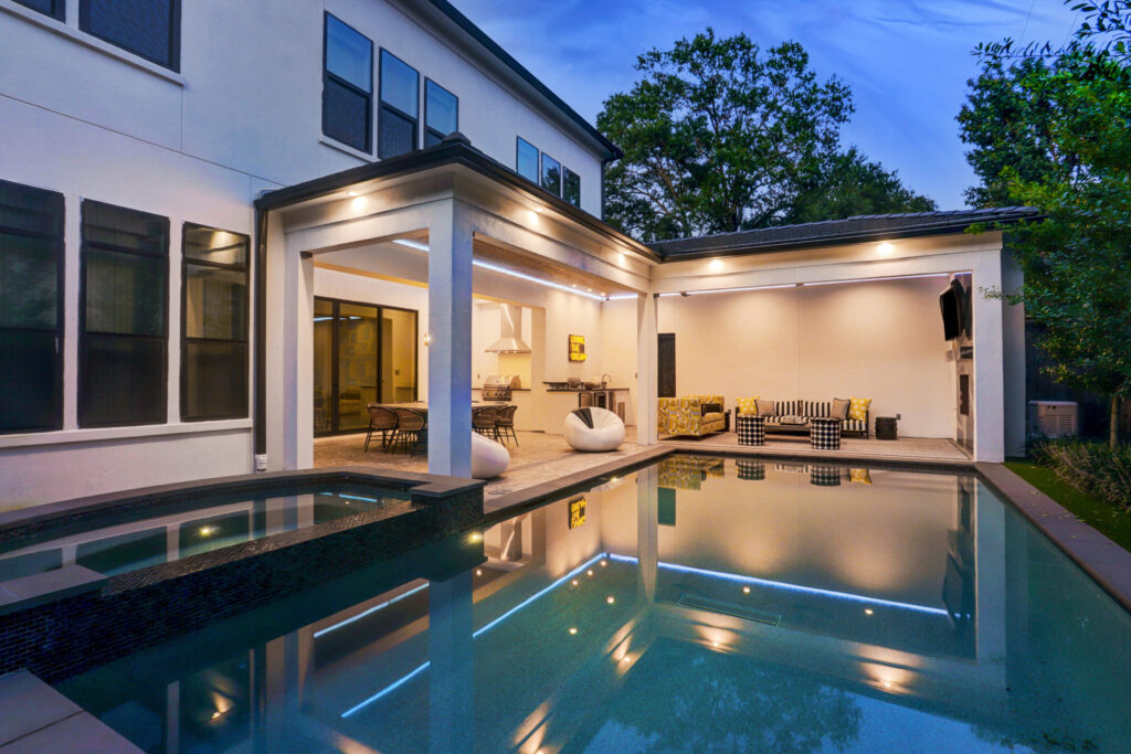 Contemporary Outdoor Living in River Oaks area Houston